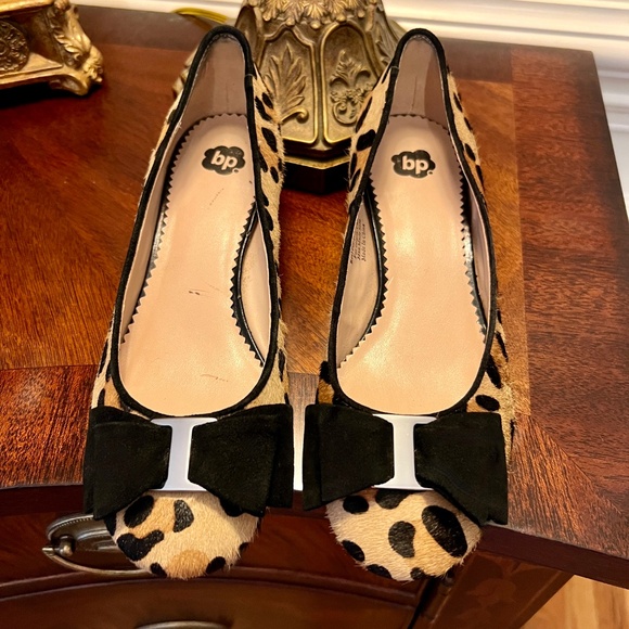 GUC BP Leopard Cheetah Print Calf Hair Low Heel Pumps Shoes with Bow Size 7 M - Picture 2 of 5